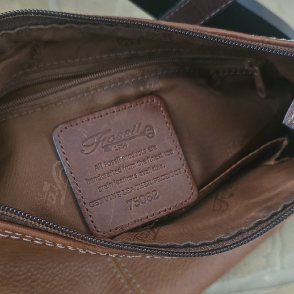 Fossill Classic Brown Leather Shoulder Bag - Picture 7 of 10